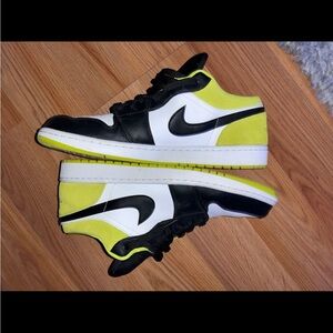 Jordan 1 low cyber